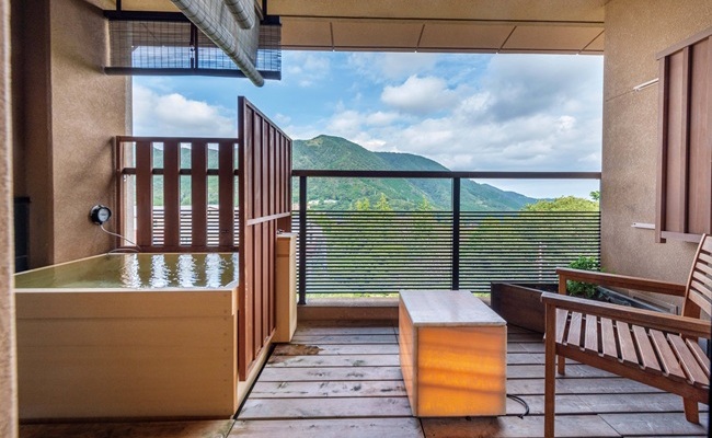 旅行カタログギフトEXETIME PLATINUM (エグゼタイム プラチナム)に掲載されているいつでもすぐに入れる温泉露天風呂付のお部屋の写真